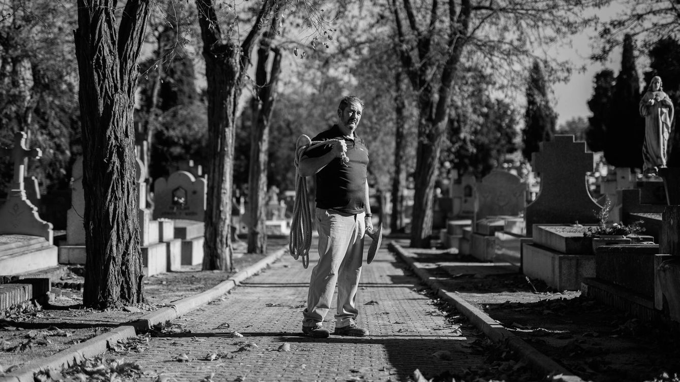 Foto: Miguel Valero posa en el cementerio de La Almudena. (A. M. V.)