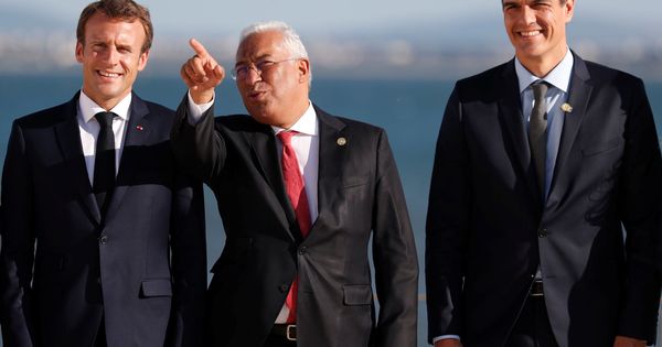 Foto: Sánchez, con Macron y el 'premier' portugués, António Costa, este viernes en la Cumbre de Interconexiones Energéticas, en Lisboa. (Reuters)
