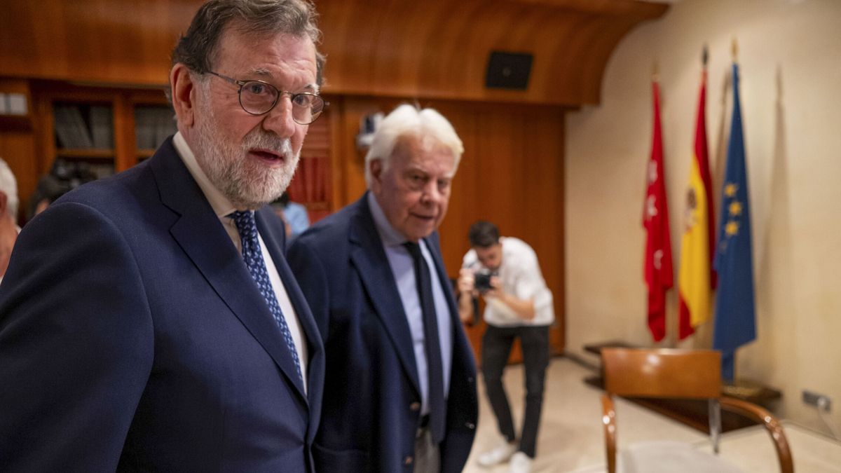 Felipe González advierte junto a Rajoy y Roca: "Se está liquidando la España del 78"