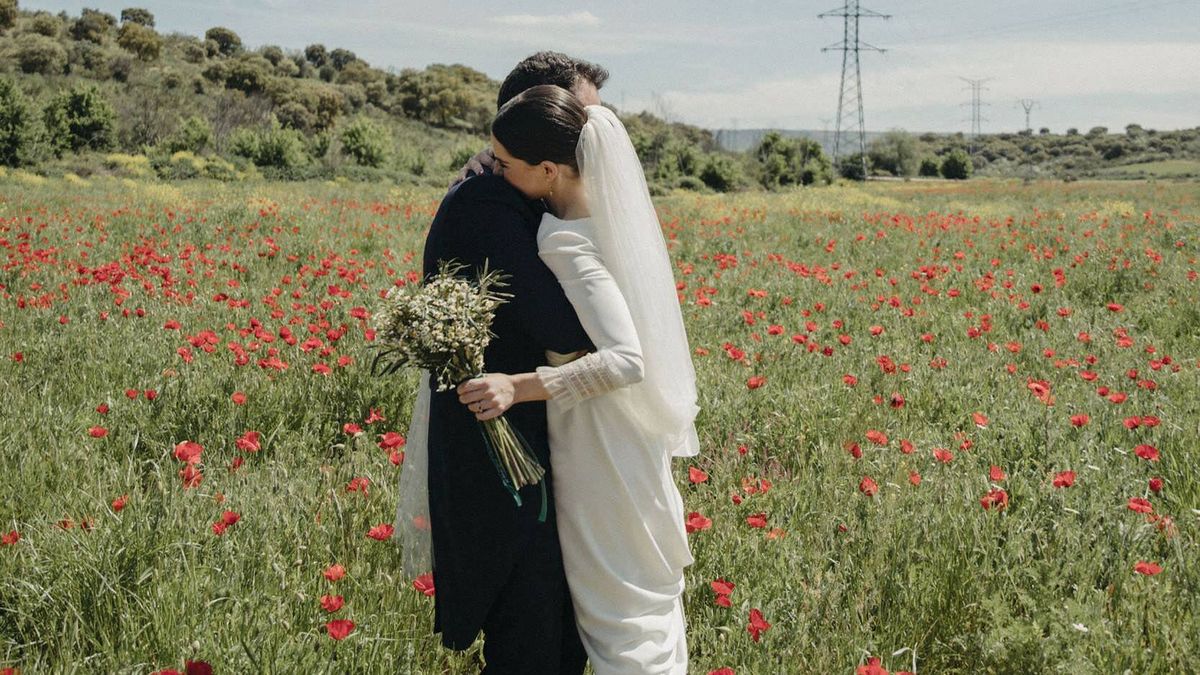 En el campo y rodeada de amapolas: la boda de Alicia, la elegante novia con vestido de escote asimétrico