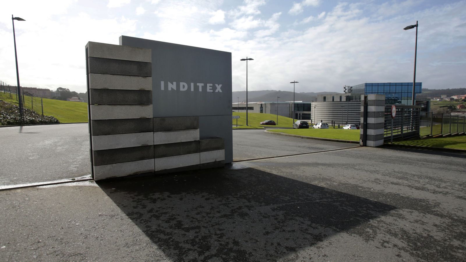 Foto: Entrada a las instalaciones de Inditex. (Reuters)