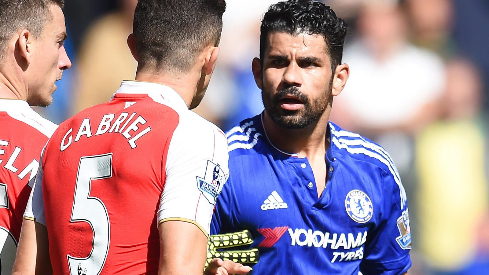 Foto: Diego Costa y Gabriel Paulista durante el enfrentamiento que tuvieron en el Chelsea-Arsenal (EFE)