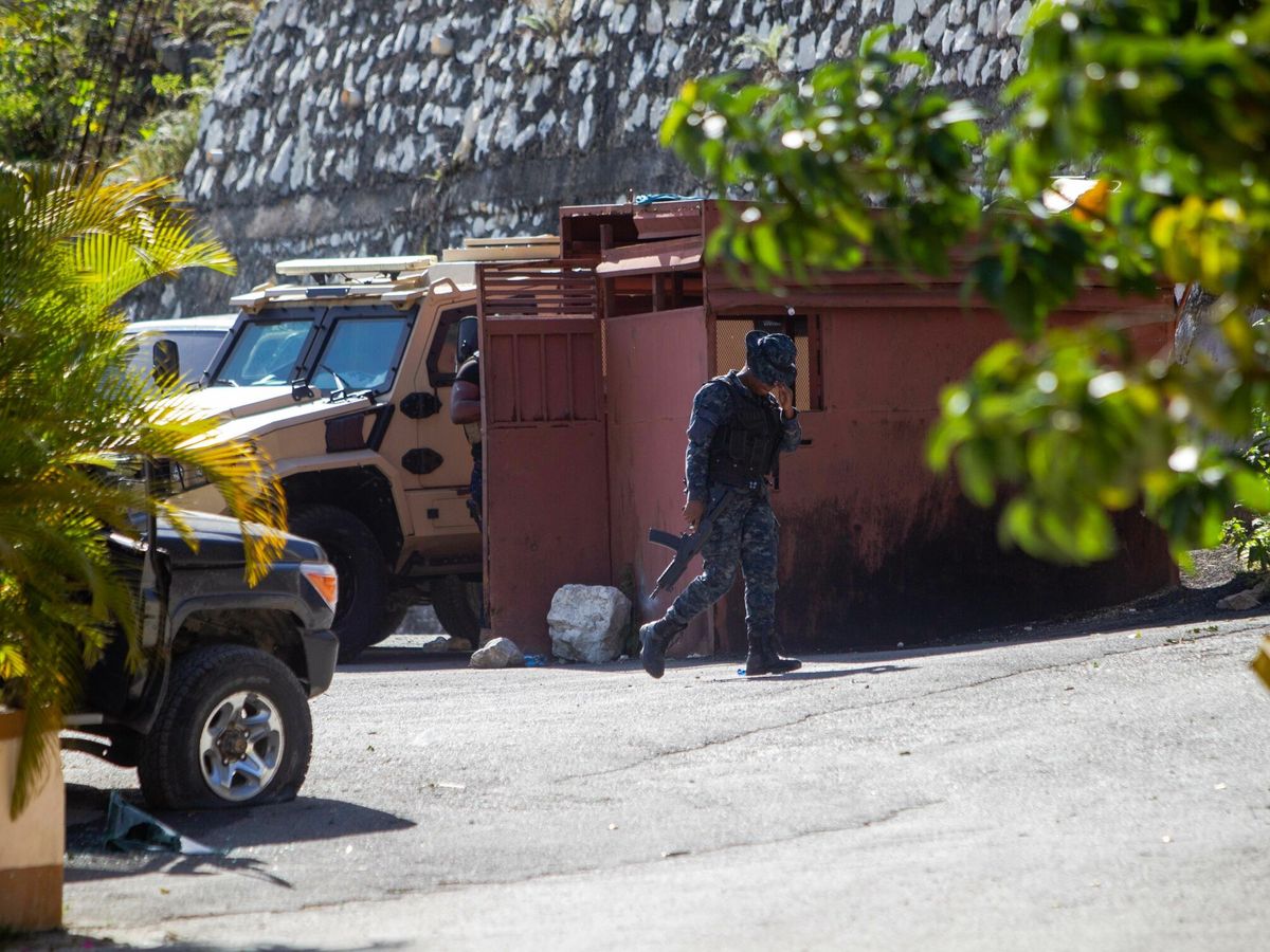 Foto: Agentes de seguridad vigilan la casa del difunto presidente haitiano. (EFE)