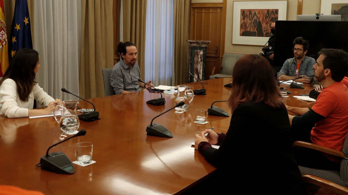 El vicepresidente segundo del Gobierno, Pablo Iglesias (C), mantiene un encuentro con representantes de diferentes sindicatos de inquilinos. (EFE)