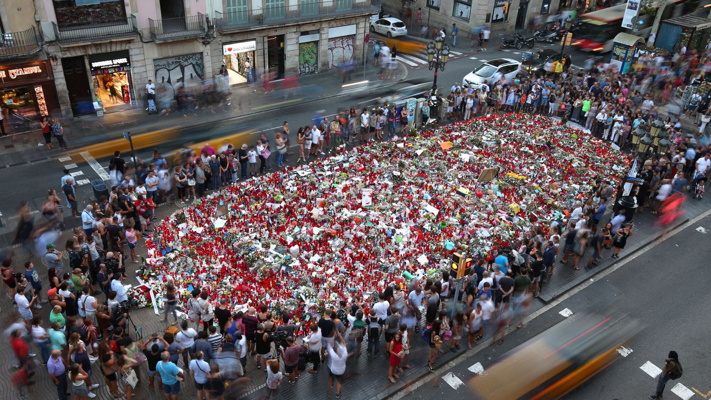Flores y velas en memoria de las vícitimas de las Ramblas. (Reuters)