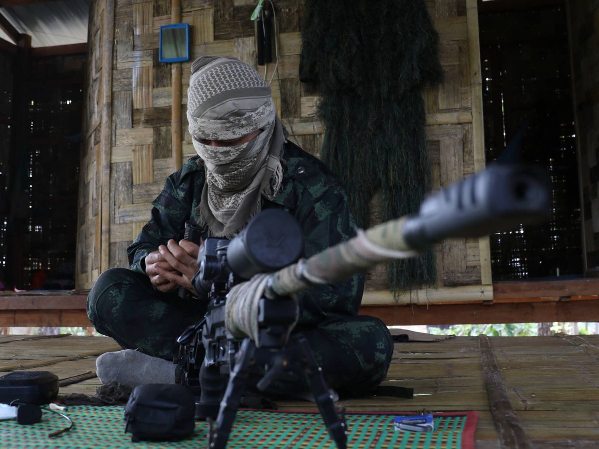 Foto: Un francotirador de la guerrilla karenni ajusta su rifle antes de una misión. (Ponce)