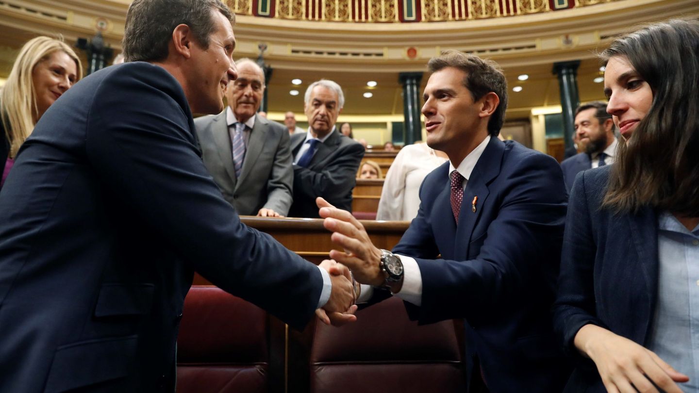 Pablo Casado y Albert Rivera, saludándose en el Congreso. (EFE)