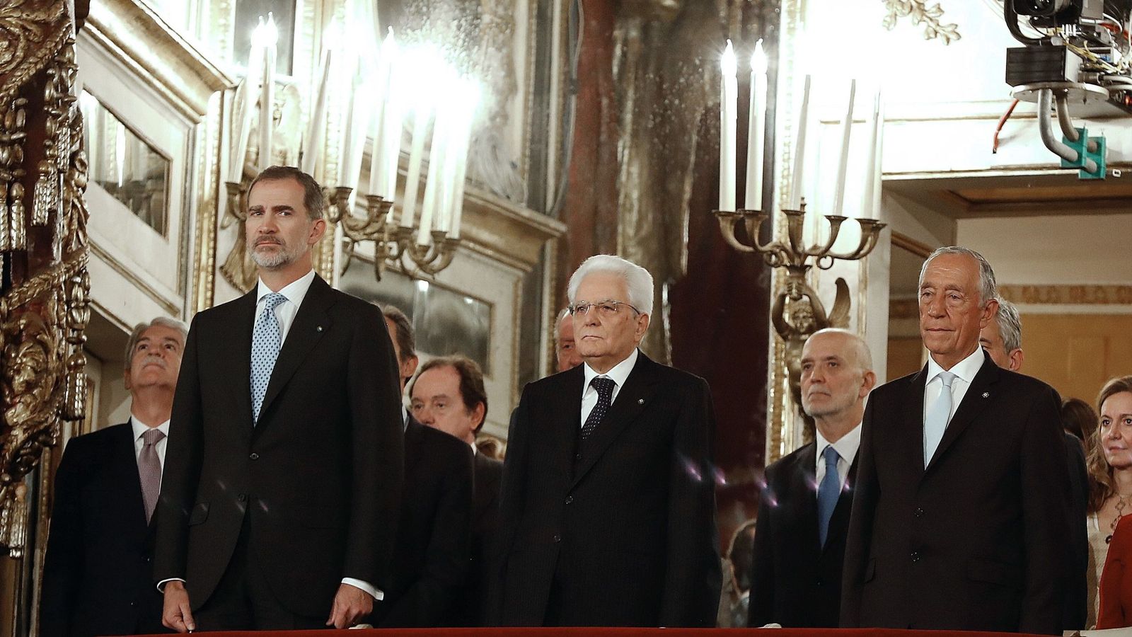 Foto:  Felipe VI, junto a Sergio Mattarella y Marcelo Rebelo de Sousa, en el foro. (EFE)