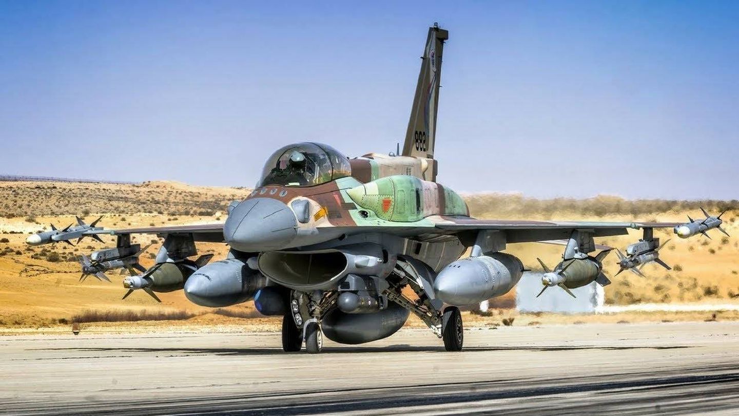 F-16 Sufa armado con misiles aire - aire y bombas de 2.000 libras guiadas por laser. (IAF)