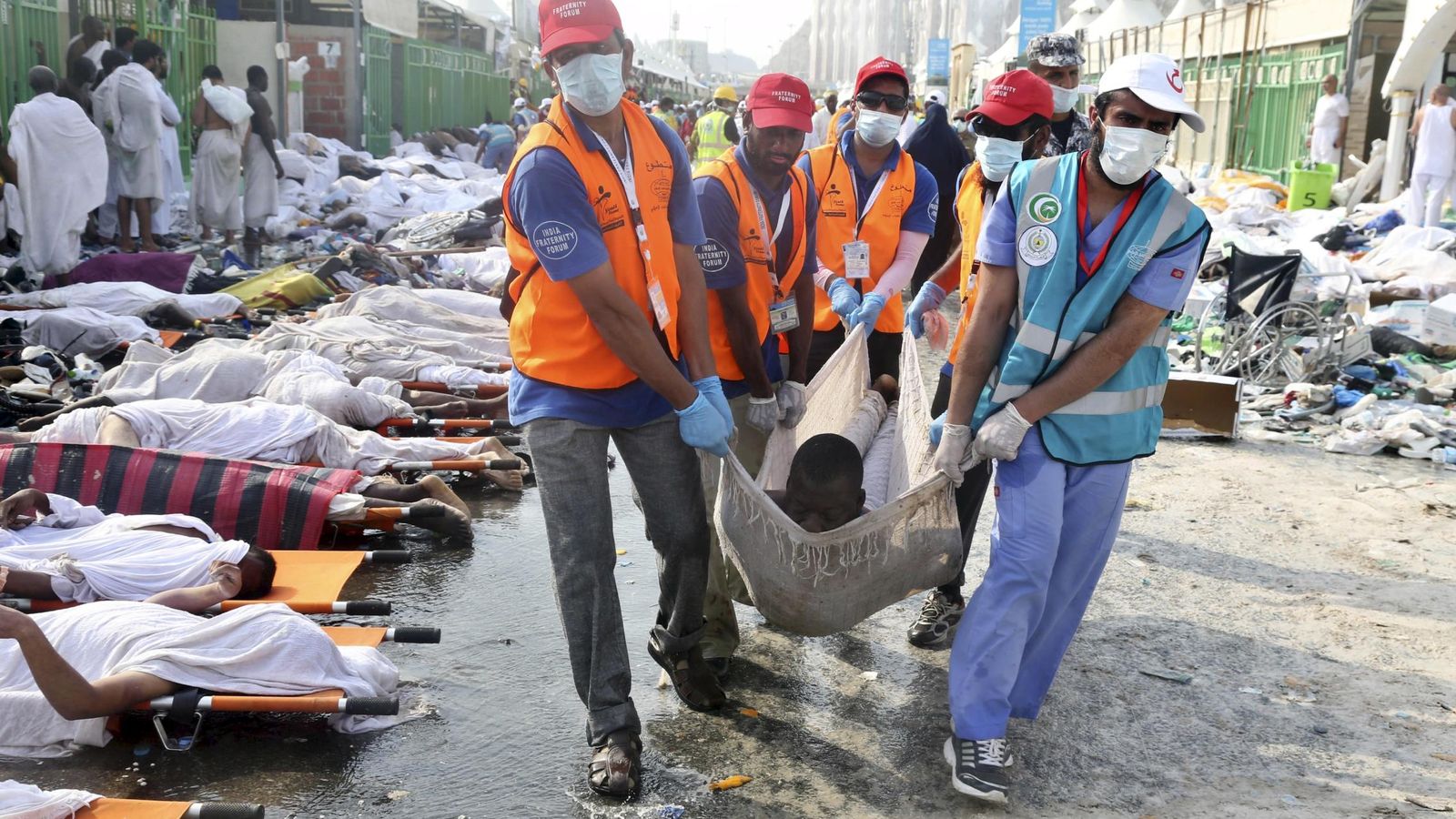 Foto: Los servicios de rescate retiran cadáveres de las víctimas de la avalancha en la peregrinación a La Meca (Reuters).