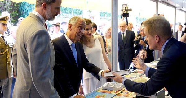 Foto: Los Reyes y el presidente de Portugal inauguran la Feria del libro | EFE
