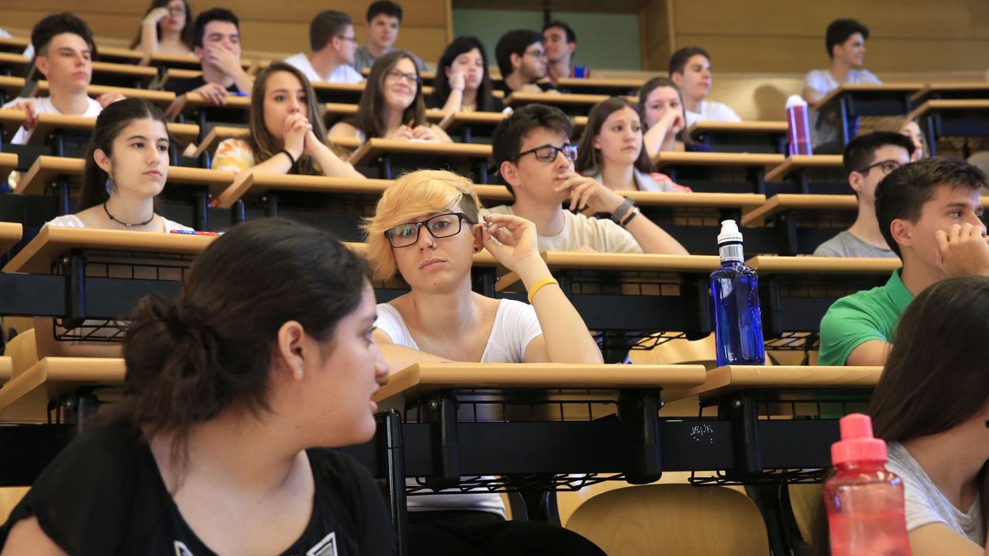 En España hay ya más mujeres que hombres graduadas en educación superior. (EFE)