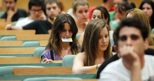 Foto: Aunque parezca lo contrario, la educación universitaria es más importante que nunca | EFE