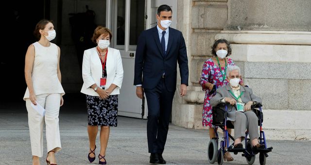 El presidente del Gobierno, Pedro Sánchez, junto a Araceli Hidalgo (d), la mujer de 97 años que el pasado 27 de diciembre se convirtió en la primera persona vacunada en España. (EFE)