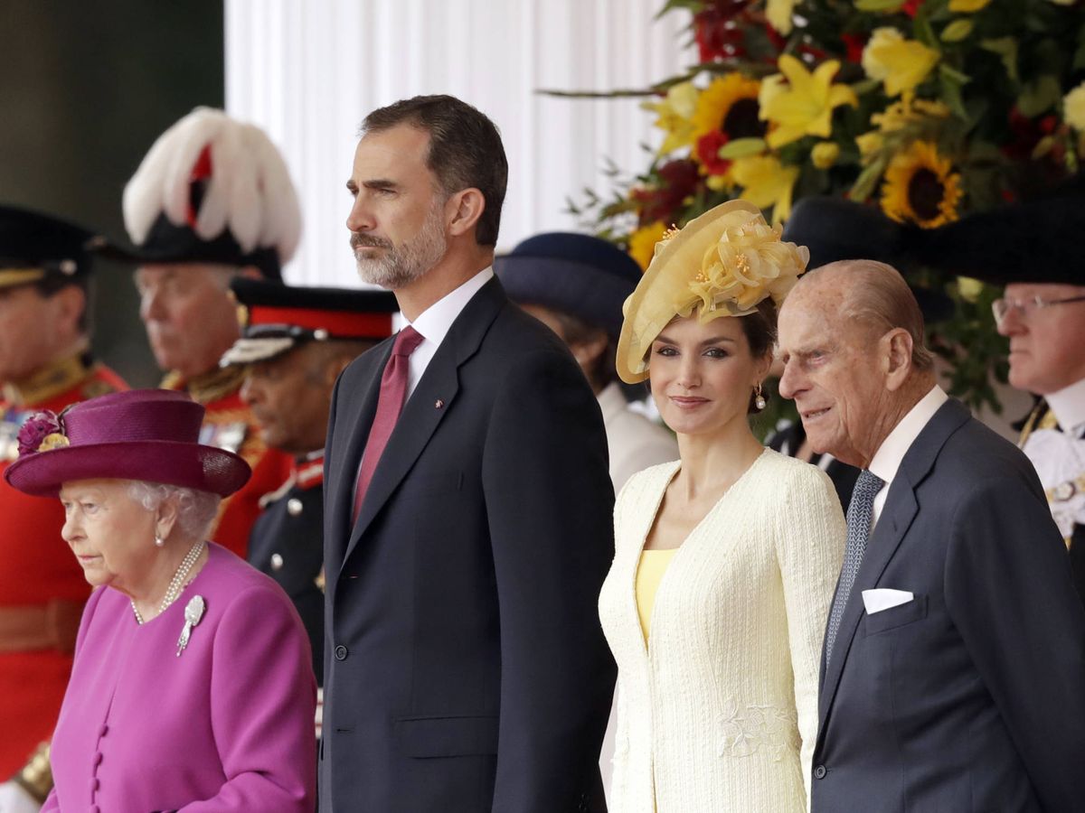 Foto: Los reyes Felipe y Letizia, con la reina Isabel y el duque de Edimburgo en 2017. (Getty)