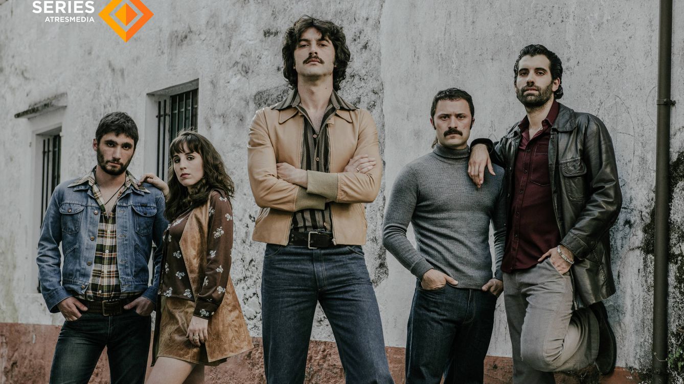 Foto: Primera foto de la serie 'Narcos' con Tamar Novas, Fran Lareu, Javier Rey, Cristina Iglesias y Chechu Salgado. (Atresmedia)