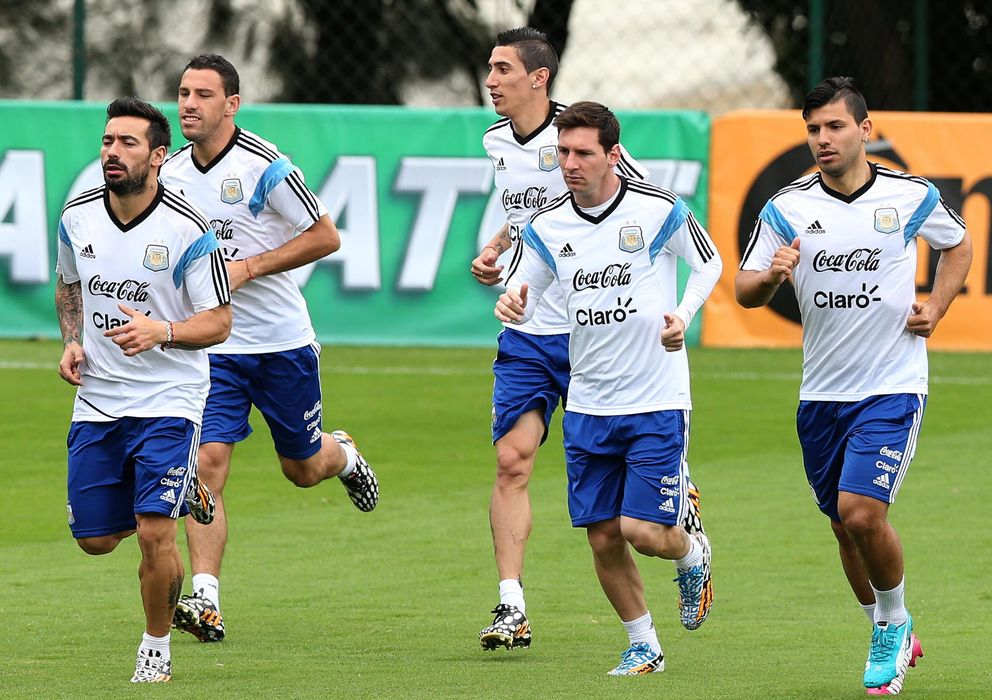 Foto: Messi rodeado de buena parte de la columna vertebral de la Albiceleste (EFE).