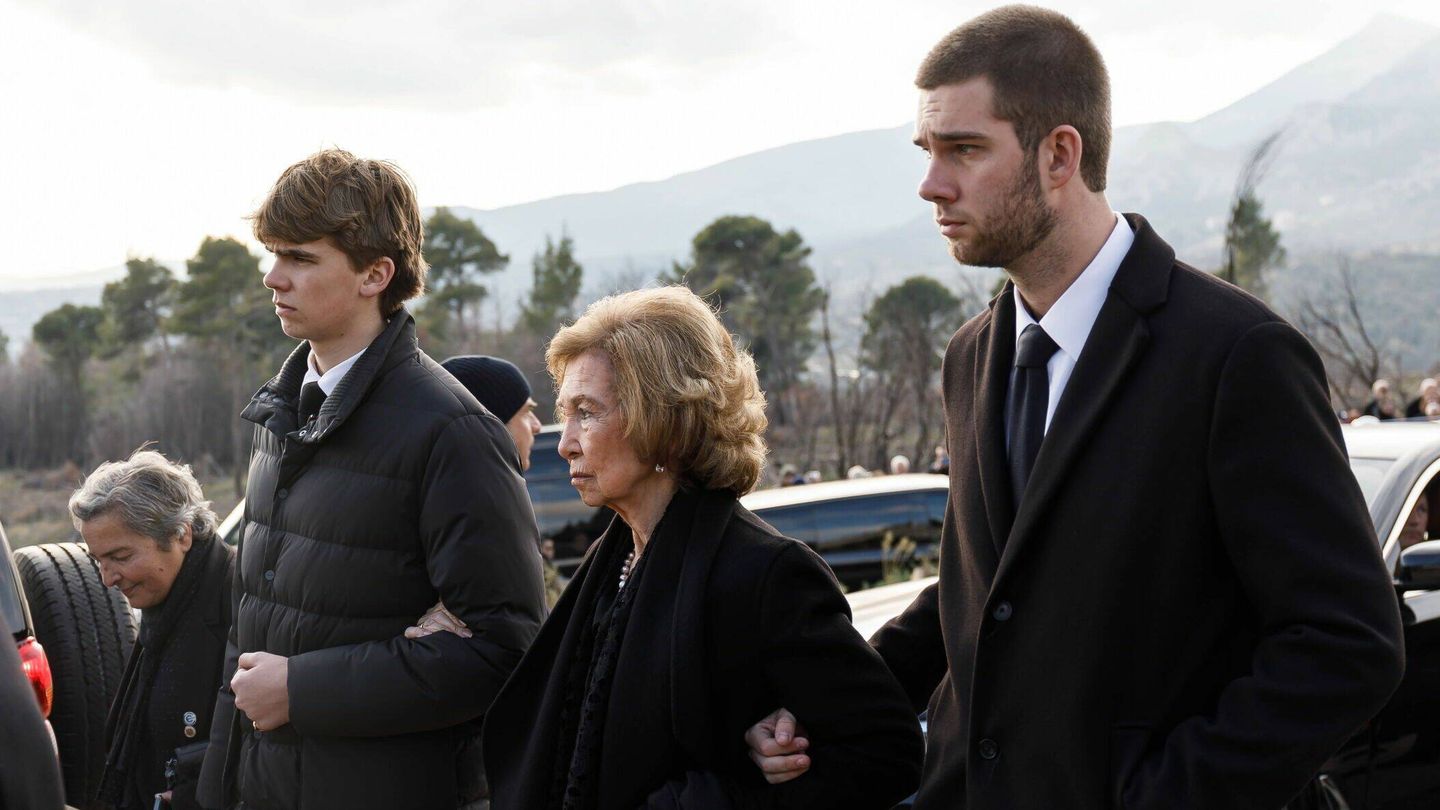 Miguel y Juan Urdangarin, con su abuela la reina Sofía en Atenas. (EFE)