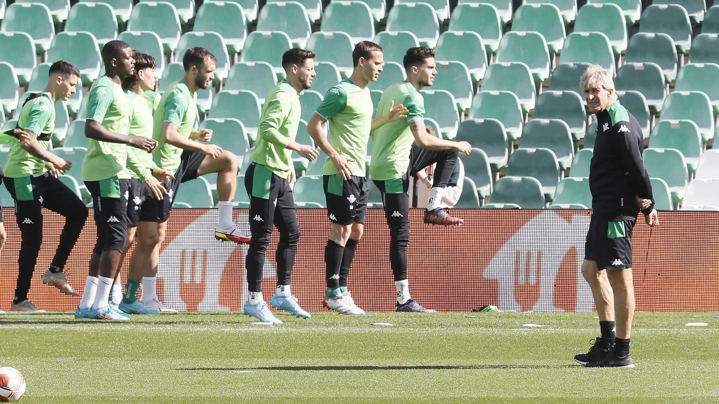 Pellegrini, durante el entrenamiento del Betis. (EFE/José Manuel Vidal)