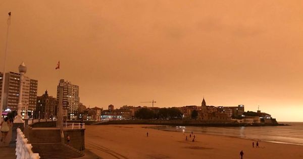 Foto: El cielo de Gijón ha amanecido completamente naranja (@PMendez93)