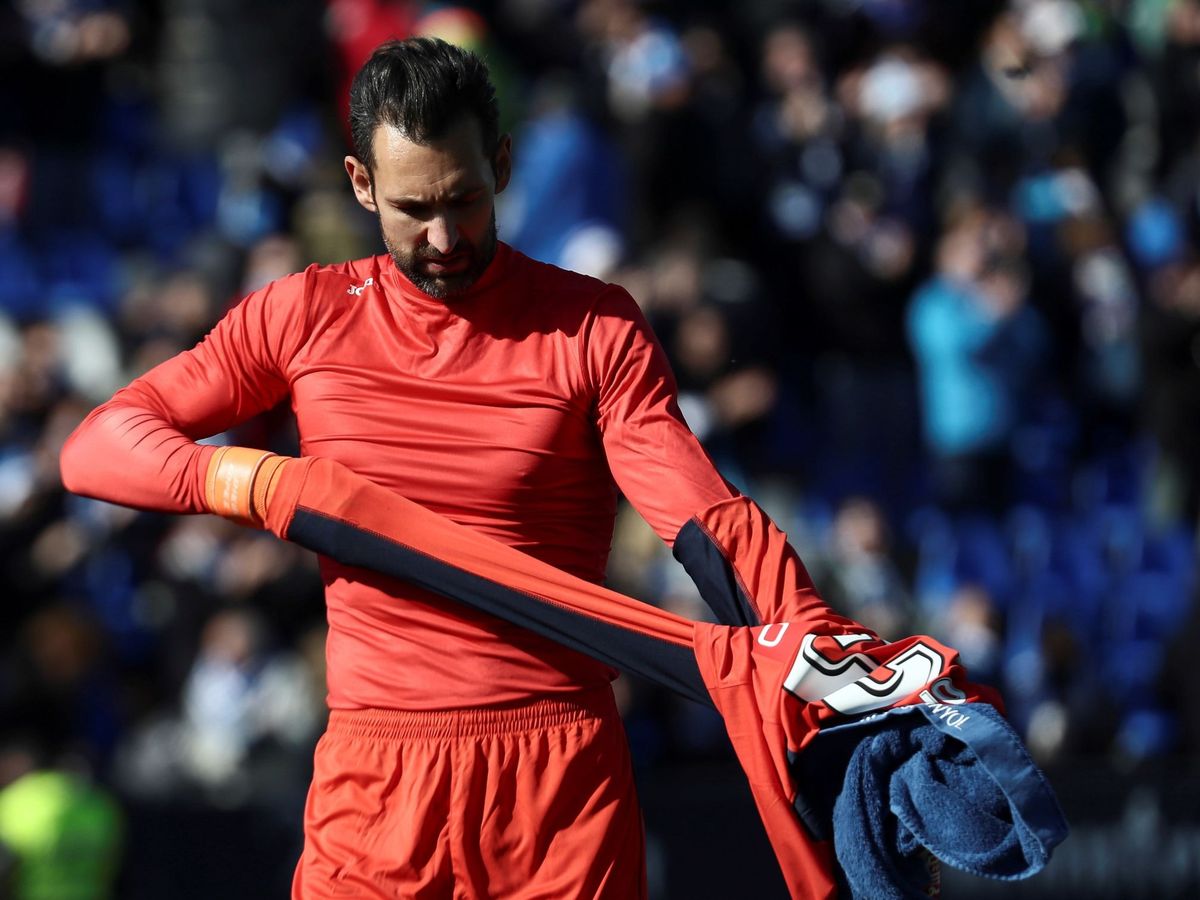 Foto: Diego López se quita la camiseta tras un partido con el Espanyol. (EFE/Mariscal)