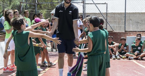 Foto: Los problemas de los niños de Málaga para jugar al baloncesto. (EFE)