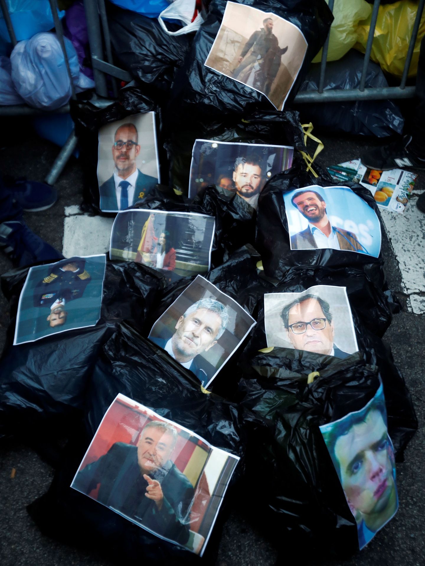 Bolsas con imágenes de personalidades a las que quieren mandar a la basura. (Reuters)