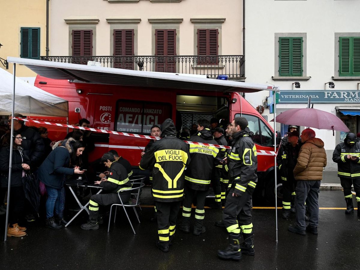 Foto: Los bomberos tras un terremoto en Florencia en una imagen de archivo. (Reuters/Claudio Giovannini)