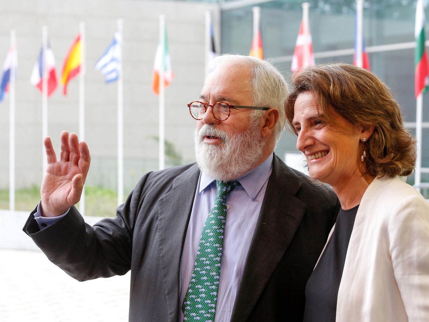 Ribera, con Arias Cañete, comisario europeo de Clima y Energía, miembro del PP y su predecesor en el cargo. (EFE)