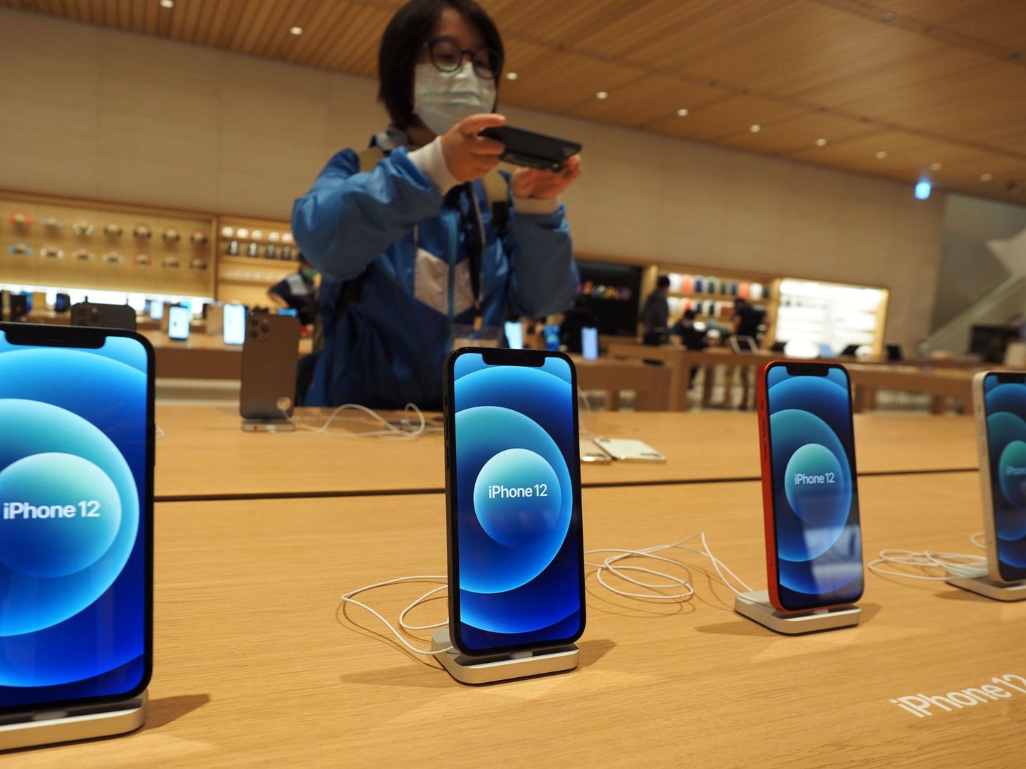 iPhone 12 en una tienda de Apple. (Reuters)