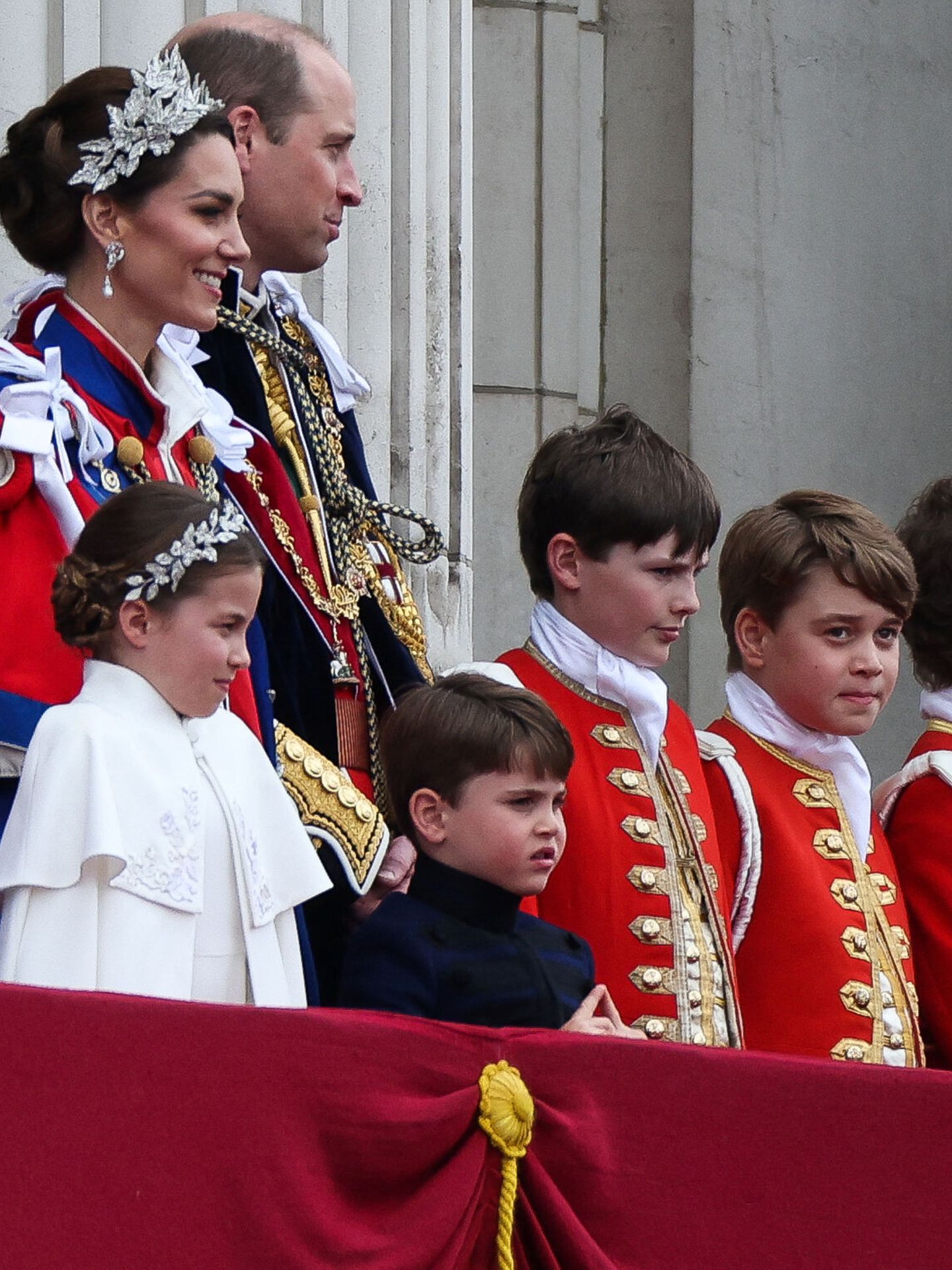 Los príncipes de Gales y sus hijos, en el balcón de palacio. (Reuters/Henry Nicholls)