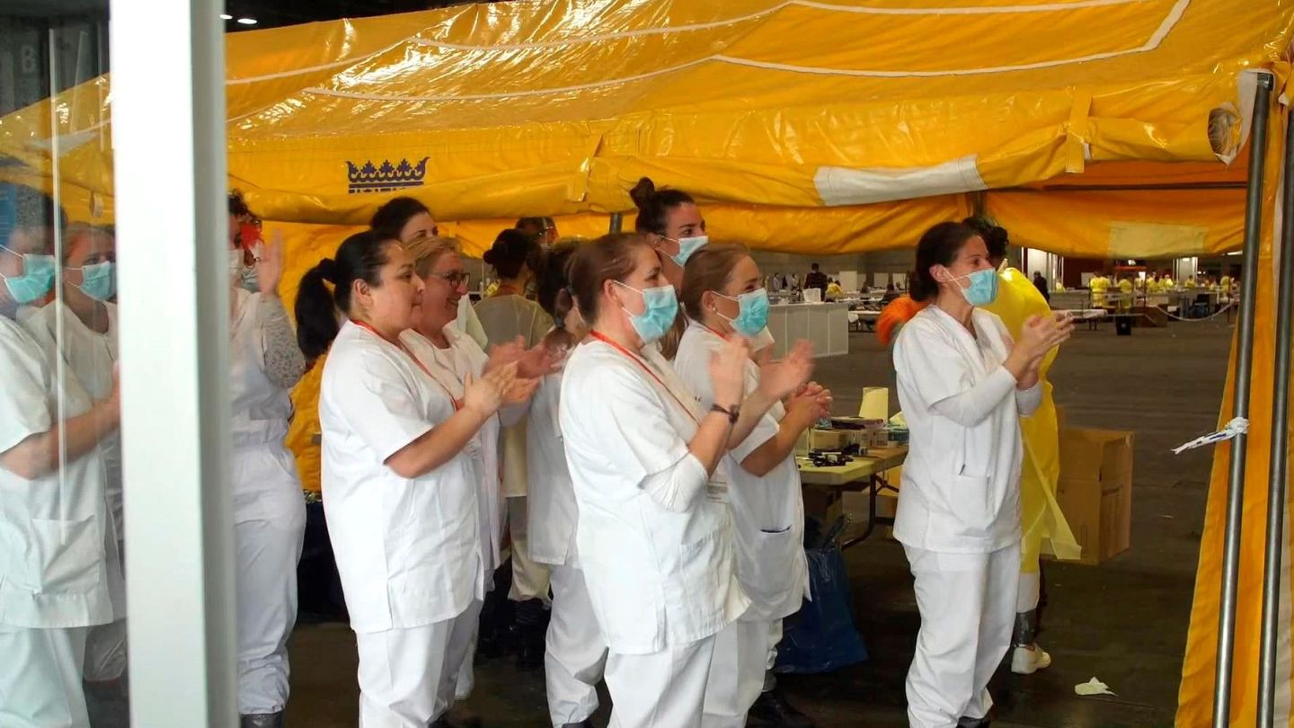 El personal sanitario aplaude en Ifema tras la primera alta. (EFE/Comunidad de Madrid)