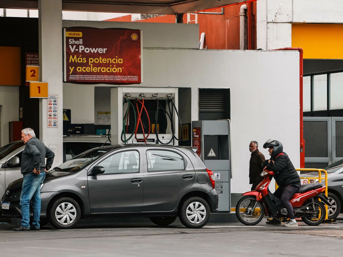 Foto: Vista de una gasolinera. (EFE/Juan Ignacio Roncoroni)