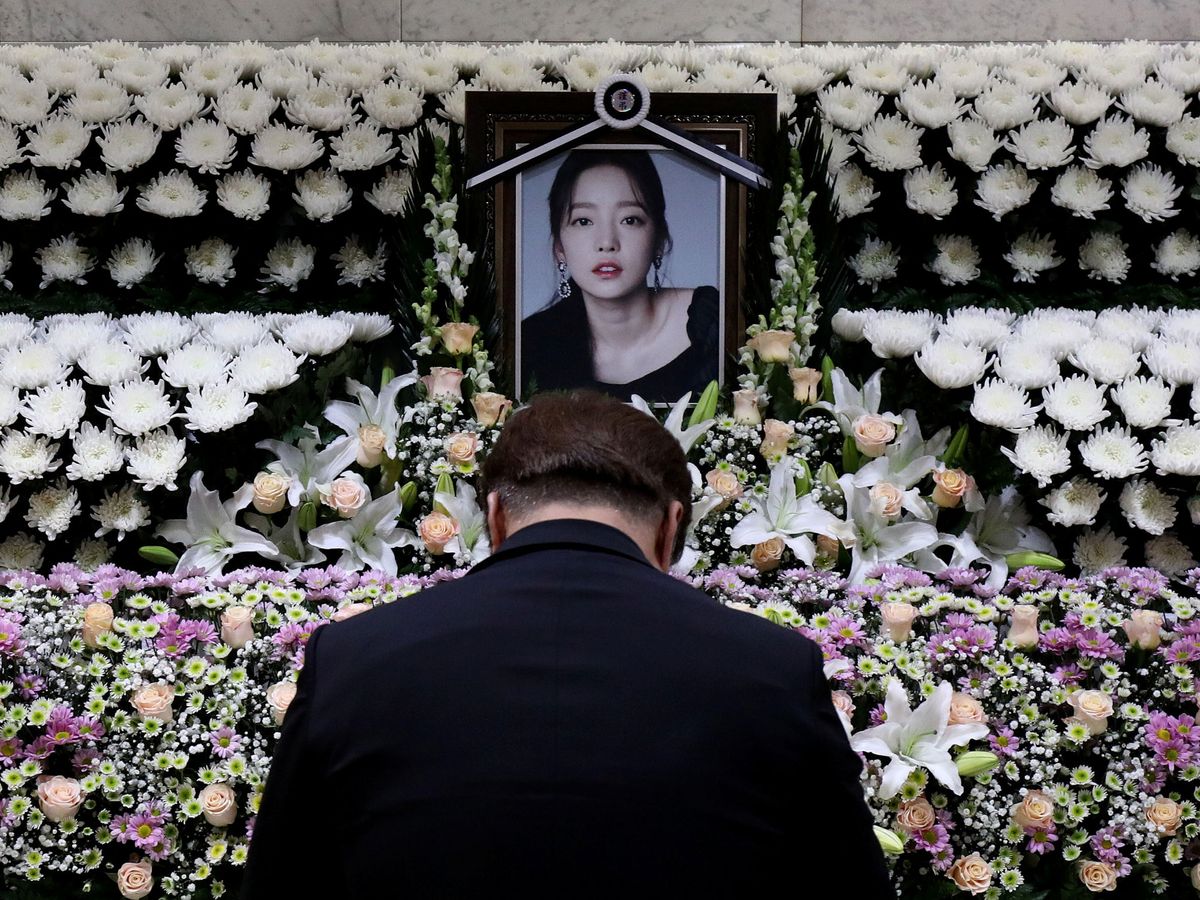 Foto: Un altar en honor a la cantante Goo Hara. (Reuters)