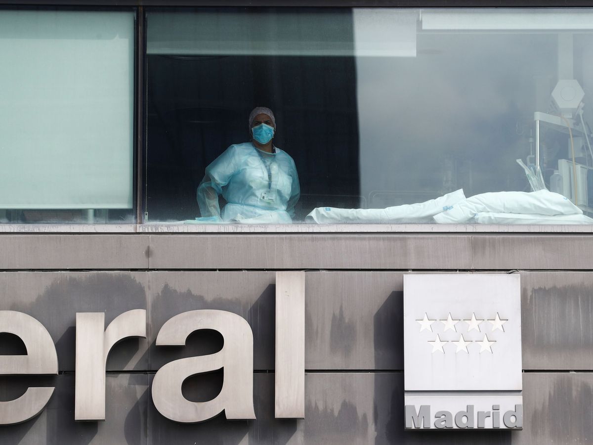 Foto: Una sanitaria mira a través de la ventana de la unidad de cuidados intensivos del Hospital La Paz, en Madrid. (Reuters)