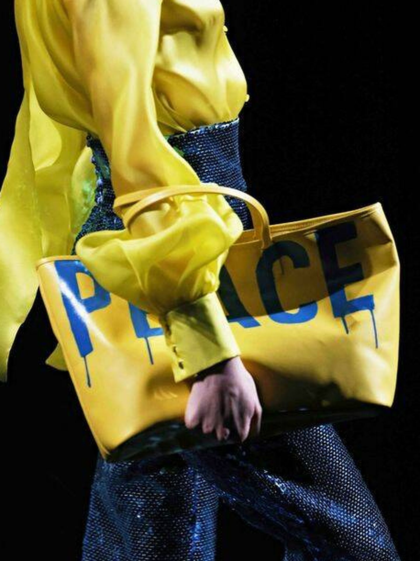 Shopping bag con la palabra 'peace', creado por Ana Cortina. (Cortesía de la firma)