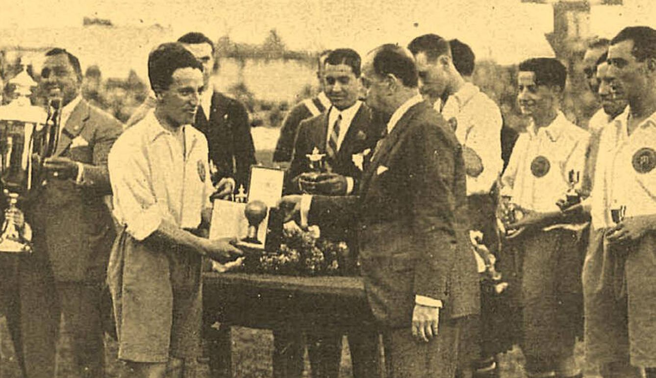 Félix Quesada, defensa del Real Madrid, recibe el Balón de Oro en 1925.