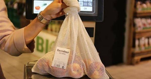 Foto: Una de las nuevas mallas de algodón para la fruta (Carrefour)