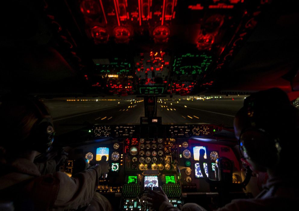 Foto: Pilotos estadounidenses en un avión de soporte a un ataque aéreo de EEUU sobre Siria (Reuters).