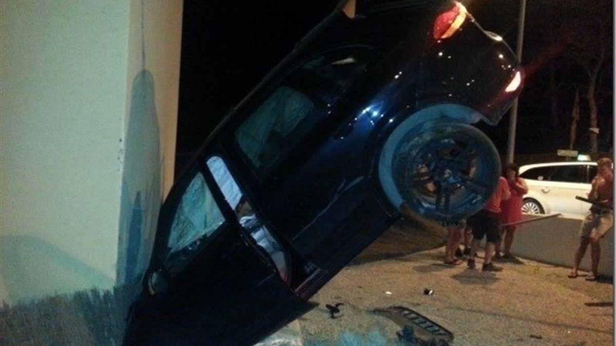 Un conductor ebrio empotra su coche contra una casa de Ibiza