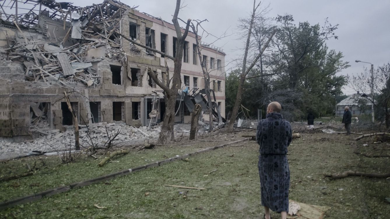 Foto: Una escuela alcanzada por un bombrarde ruso en la región de Donetsk. ( EFE/George Ivanchenko)