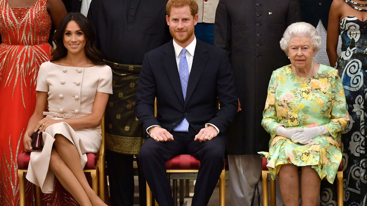 Los Sussex, junto a la reina en 2018. (Reuters)