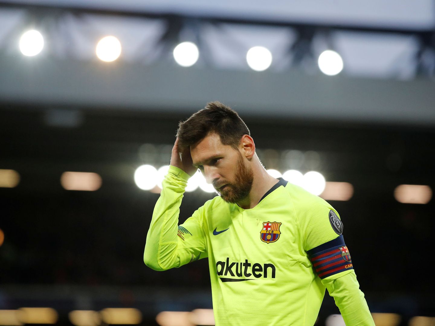 Leo Messi se retira de Anfield tras caer eliminado en las semis de la pasada Champions. (EFE)
