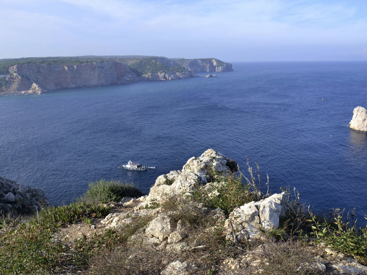 Foto: Vista panorámica de la Costa Brava captada desde el islote principal de las Islas Medas. (EFE)