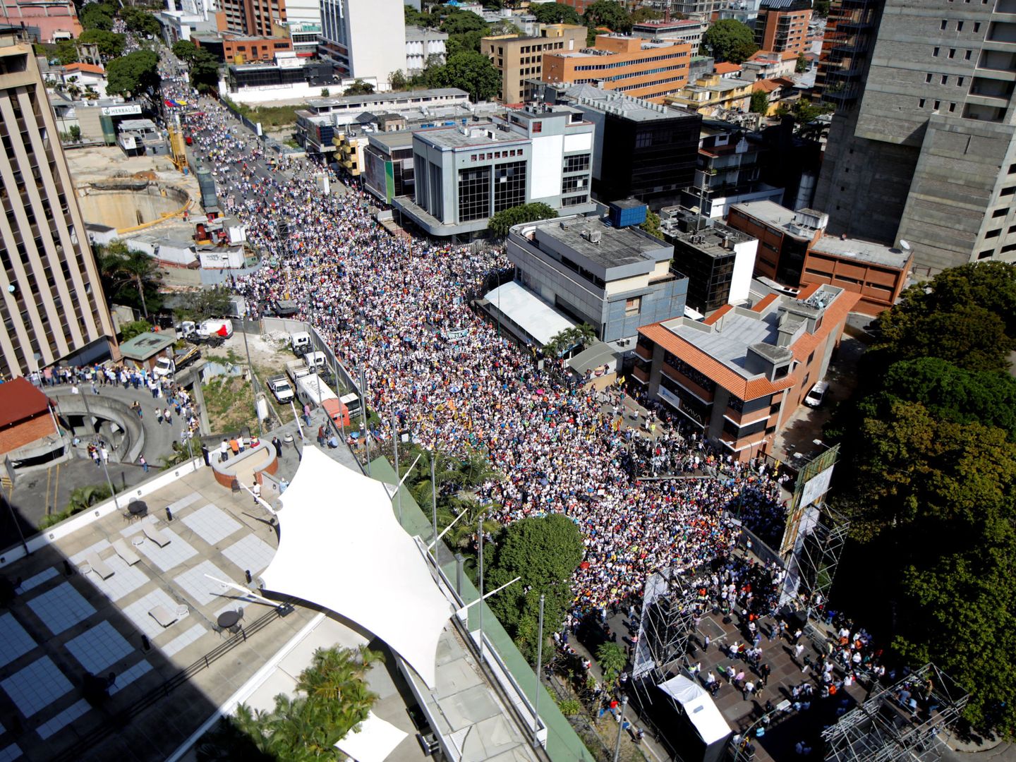 Vista general de la concentración de la oposición en las movilizaciones contra el Gobierno de Nicolás Maduro en Caracas. (Reuters)