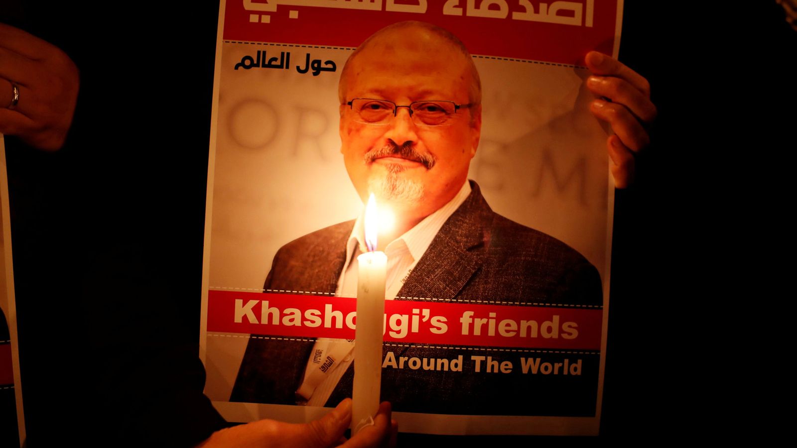 Foto: Un manifiestante sostiene una imagen de Jamal Khashoggi. (Reuters)