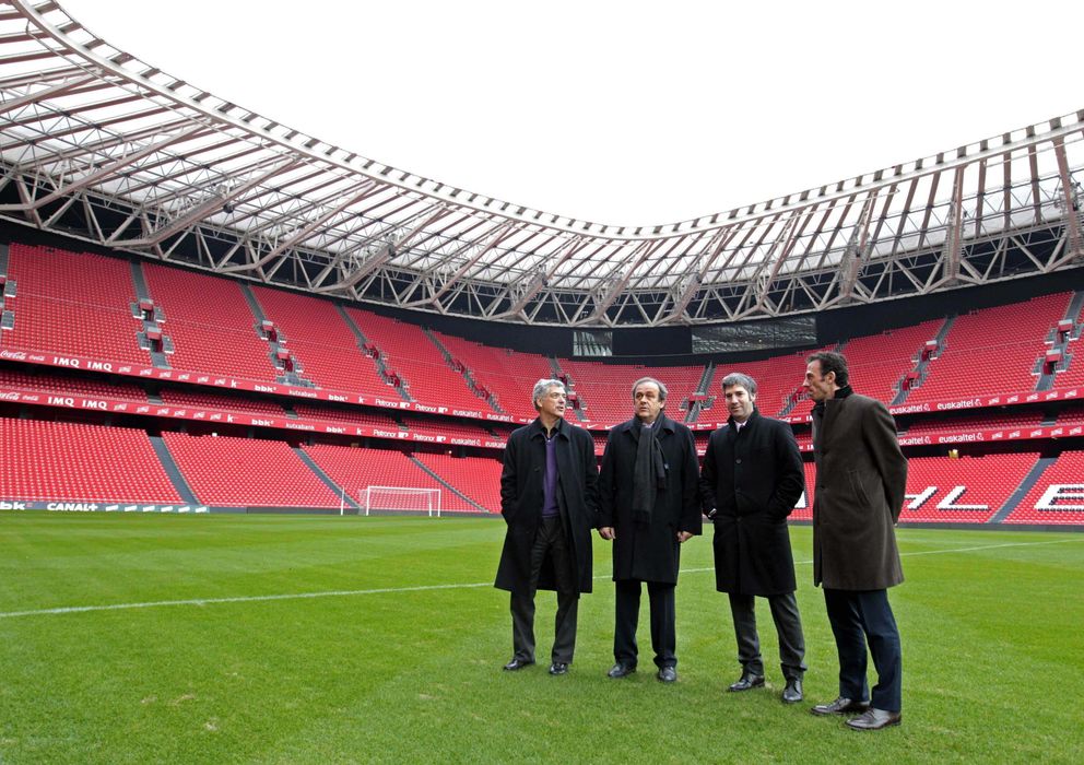 Foto: Michel Platini, en el nuevo San Mamés junto a Villar y Urrutia (EFE)