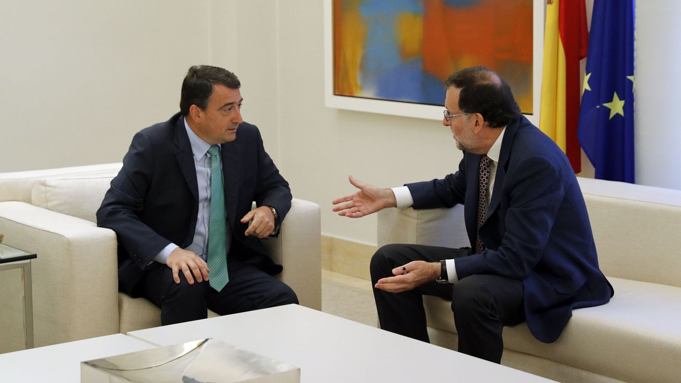 Foto:  El presidente del Gobierno, Mariano Rajoy, durante una reunión mantenida en el Palacio de La Moncloa con el portavoz del PNV en el Congreso, Aitor Esteban. (Efe)