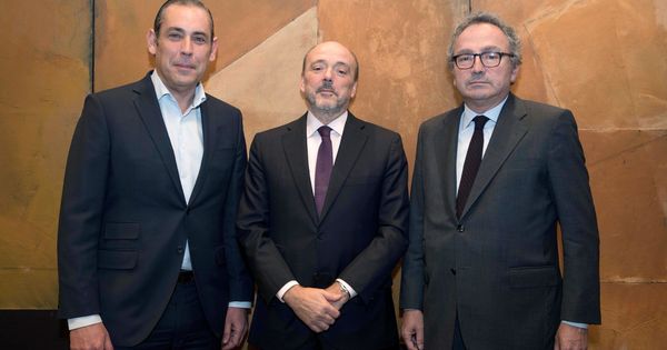 Foto: El directivo Manuel Polanco (d), el presidente Javier Monzón (c) y el consejero delegado, Manuel Mirat (i). (EFE)