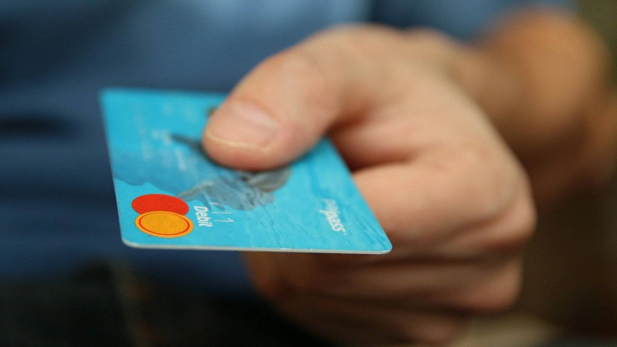 Los rebrotes lastran al pago presencial con tarjeta, que se ralentiza a finales de agosto